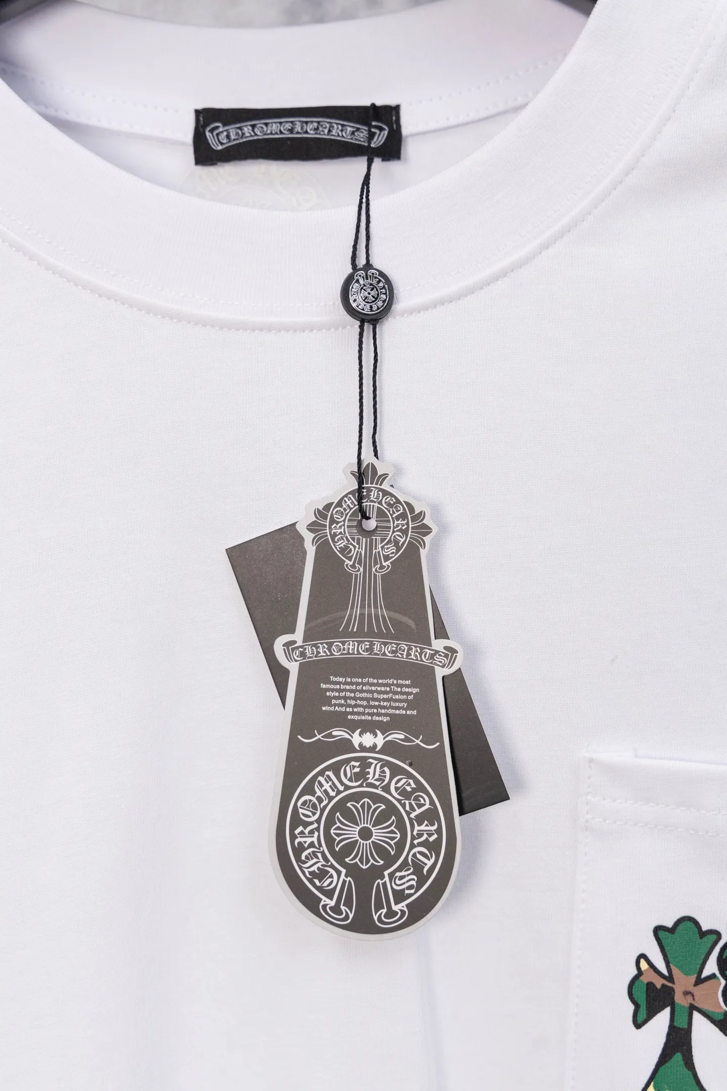 P190 Chrome Hearts CH Chrome Hearts Arm Camouflage Letters Large Logo Pocket Long Sleeve T-shirt Made of 300 grams of pure cotton fabric Threads are encrypted in the same color as the cylinder. The color is the same. Buy with confidence. The workmanship details are to the extreme, different from ordinary products in the market. White ink direct-jet printing high-temperature technology. Large factory flow workmanship. Double-line hemming production. Machine washable. High temperature resistance. Imported pigments will not fall off. Color: black white. Size: S—